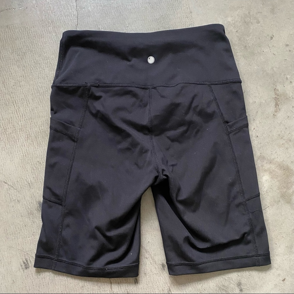 Black yogalicious biker shorts with pockets size small - Picture 3 of 4